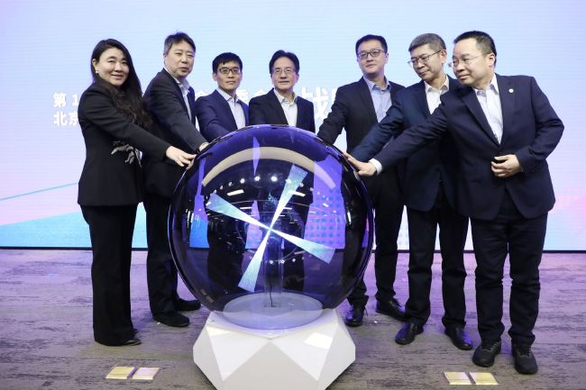 亚洲另类激情春色校园小说